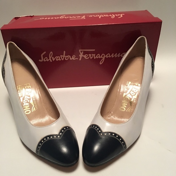 Salvatore Ferragamo wing tipped, navy Vintage pump - Picture 6 of 8